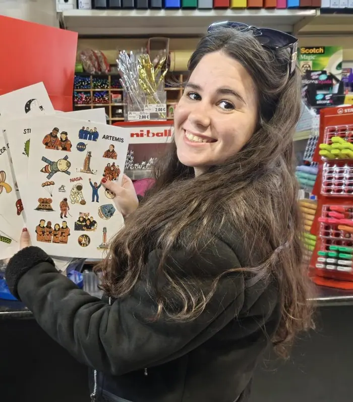 Cami con sus primeras láminas de stickers